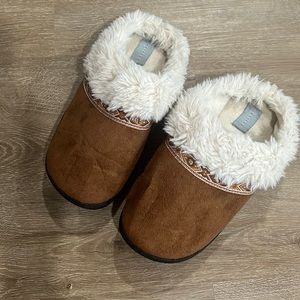 M 7-8 COMFY SLIPPERS